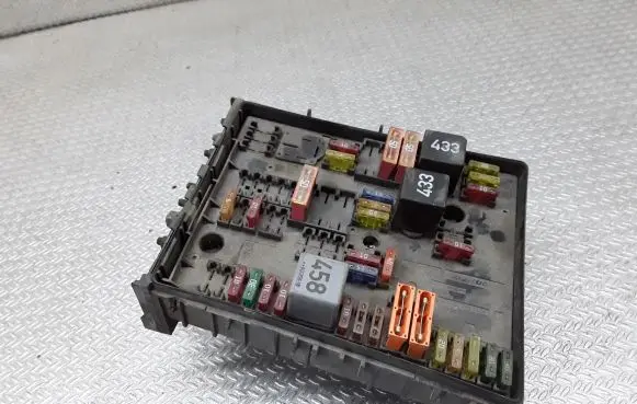 Volkswagen Touran I Fuse module 1K0937124H