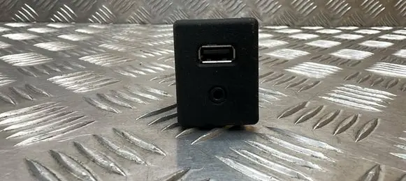Opel Zafira C USB socket connector 20868798