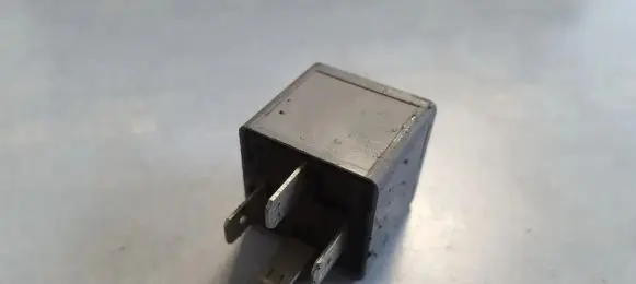 Volkswagen PASSAT B5.5 Other relay 8D0951253A