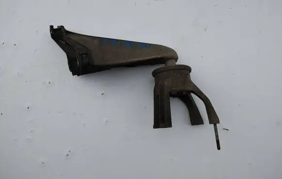 Engine mounting bracket