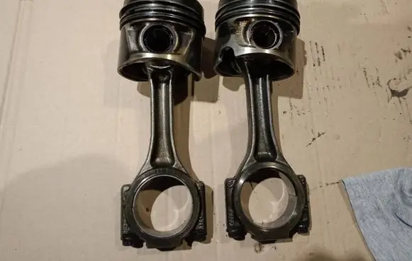Volkswagen Tiguan Piston with connecting rod 
