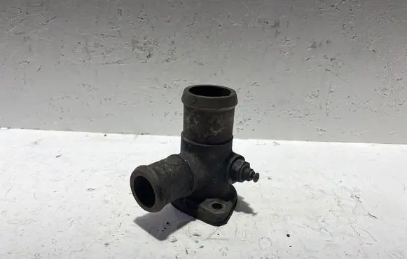 Audi 80 90 B2 Engine coolant pipe/hose 068121133M