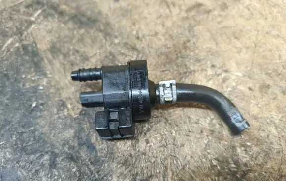 Volkswagen Golf VII Vacuum valve 06H906517T