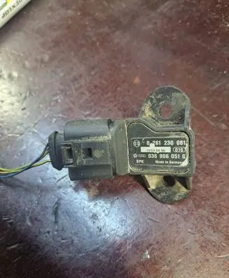 Volkswagen Golf V Air pressure sensor 036906051G 0261230081