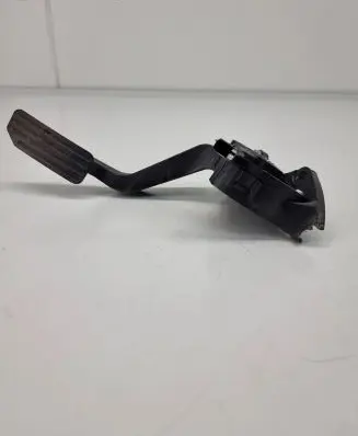 Accelerator throttle pedal