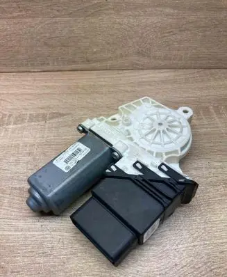 Volkswagen PASSAT B6 Rear door window regulator motor 3C9959703 975280200
