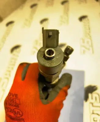 BMW 7 E38 Fuel injector 7785984 0651000470