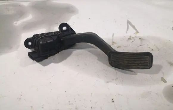 Accelerator throttle pedal