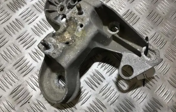 Volkswagen PASSAT B5 Engine mounting bracket 8d0199382l