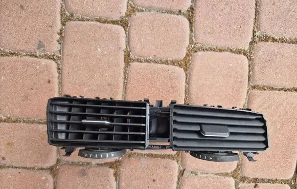 Volkswagen Golf VII Dash center air vent grill 5G1815736C