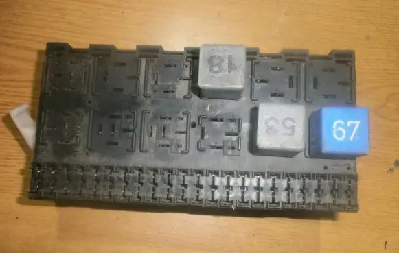 Volkswagen Golf III Fuse box set 357937039