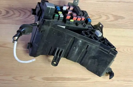 Subaru Legacy Fuse module MB700200B