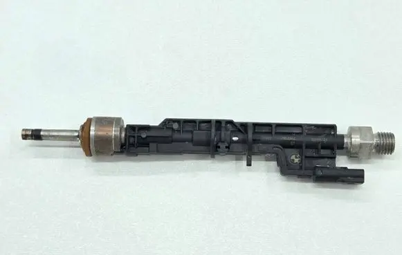 BMW M5 F90 Fuel injector 7852362 13647852362