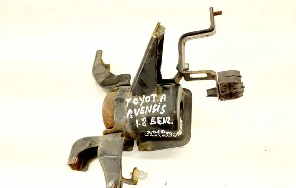 Toyota Avensis T270 Engine mount bracket