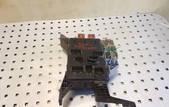 Ford Mondeo Mk III Fuse module 7158731402 1S7T14A073AG