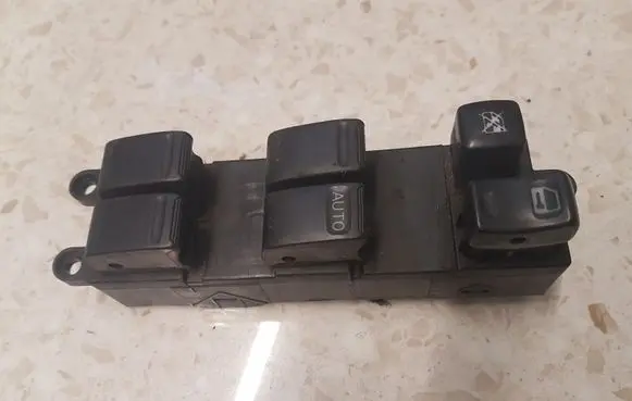 Nissan X-Trail T30 Electric window control switch