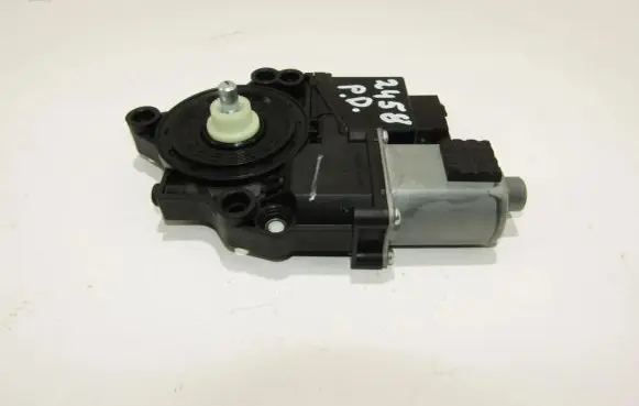 Hyundai Santa Fe Front door window regulator motor 824602W020