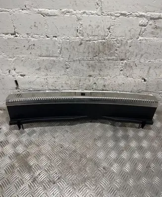 Trunk/boot sill cover protection