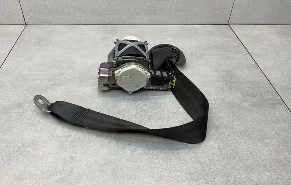 Volkswagen Jetta VI Front seatbelt 5C6857706B