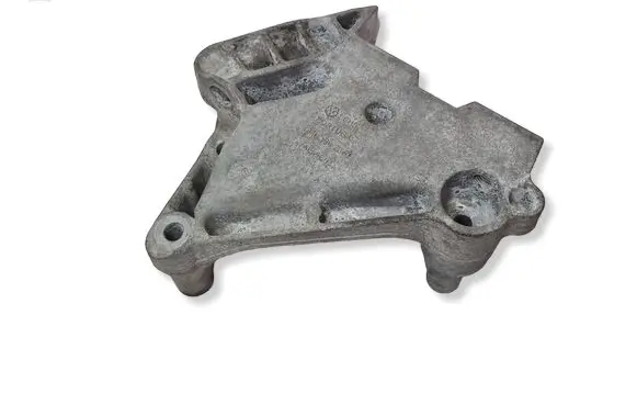 Volkswagen PASSAT B8 Engine mount bracket 04L199207D