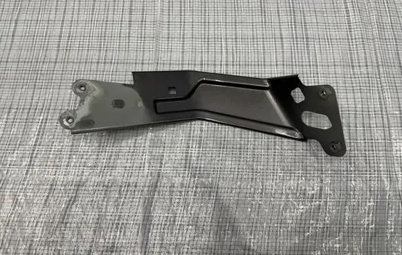 Maserati Levante Fender mounting bracket A431