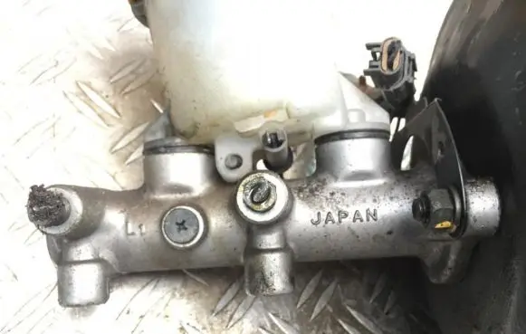 Subaru Impreza I Master brake cylinder