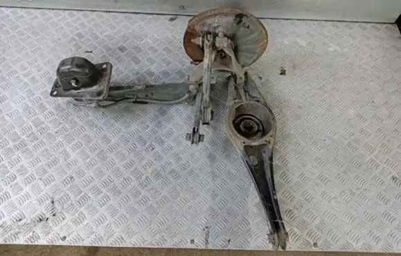 Volkswagen Tiguan Stub axle 0101103000