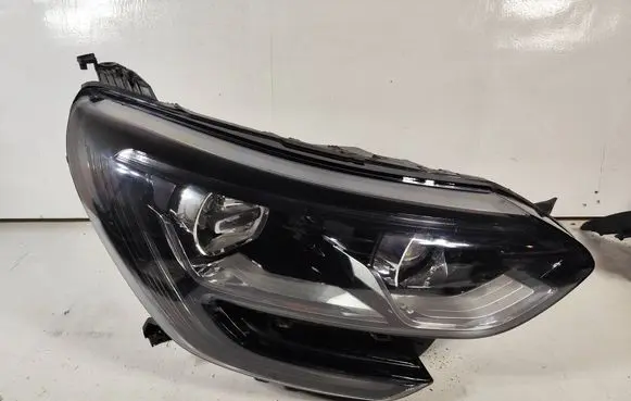 Renault Megane IV Headlight/headlamp 260100663R 90060927