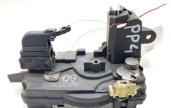 Opel Zafira B Front door lock 13210749