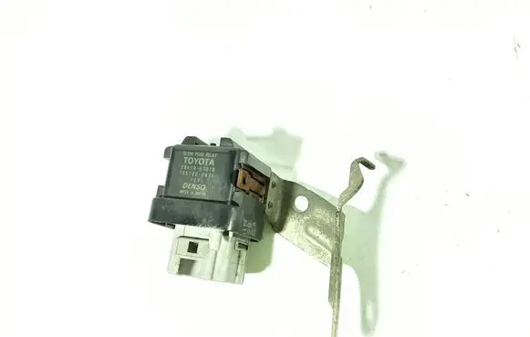 Toyota Yaris Glow plug pre-heat relay 2861067010 1567000671