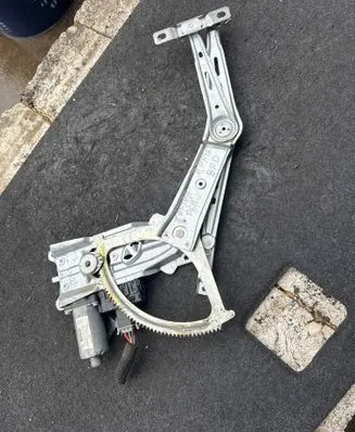 Opel Zafira B Front door window regulator with motor 0146B01398 994886102