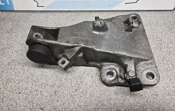 BMW 5 E60 E61 Engine mounting bracket 6760315