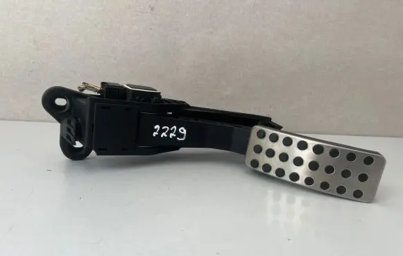 Mercedes-Benz R W251 Accelerator throttle pedal A1643000104 141205 ZGS005