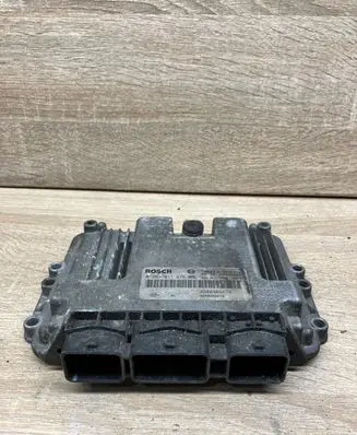 Renault Megane II Engine control unit/module 8200305678 0281011275