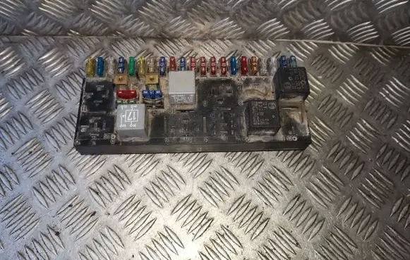 Audi 80 90 B3 Fuse module 443941822A