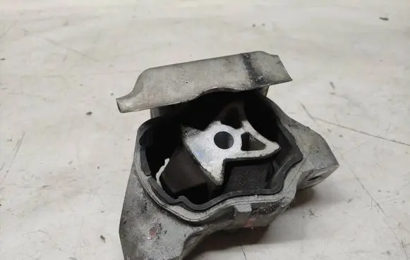 Volvo XC60 Engine mount bracket