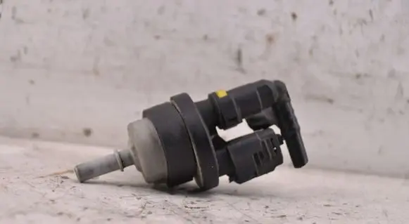 Engine mount vacuum valve