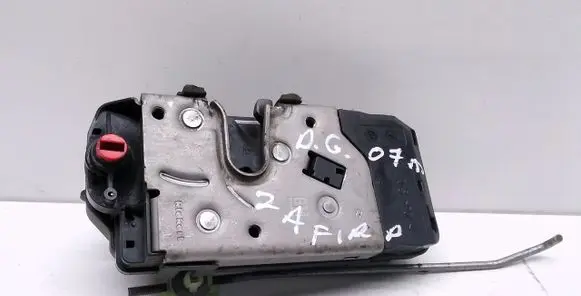 Opel Zafira B Rear door lock 13210739