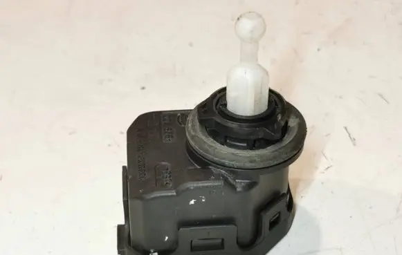 Volkswagen PASSAT B5.5 Headlight level adjustment motor 1J0941295C