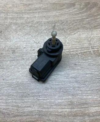 Volkswagen Golf IV Headlight level adjustment motor 1J0941295B