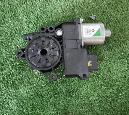 KIA Pro Cee'd III Front door window regulator motor 82450-J7710