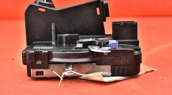 Opel Vivaro Rear door lock 8200008468