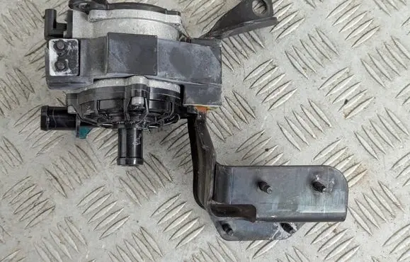 Nissan Qashqai J12 Water pump 215806UM0A