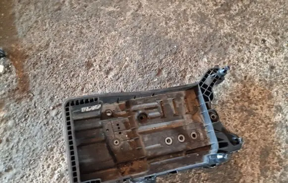 Volkswagen Touran III Battery tray 5QF015325B