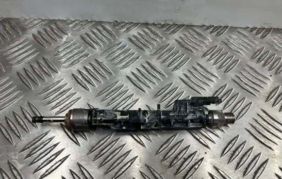 BMW M5 F90 Fuel injector 7852362