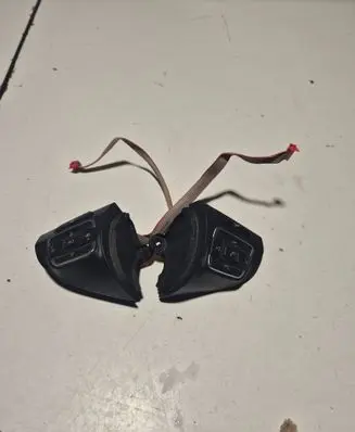 Steering wheel buttons/switches