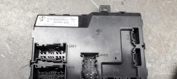 Ford Fiesta Comfort/convenience module 8v5115k600