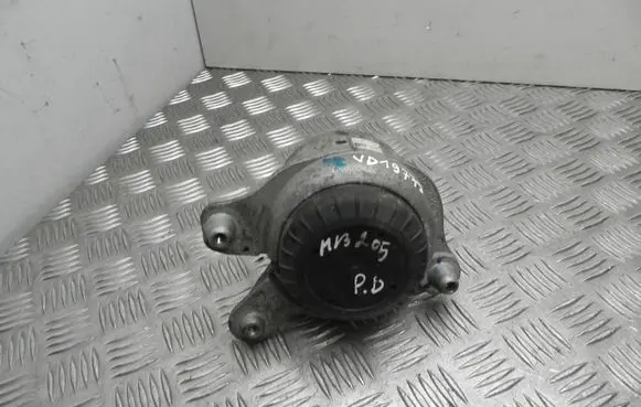 Mercedes-Benz C AMG W205 Engine mount bracket A2052400300 VD19779