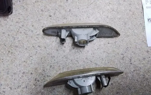 Front fender indicator light