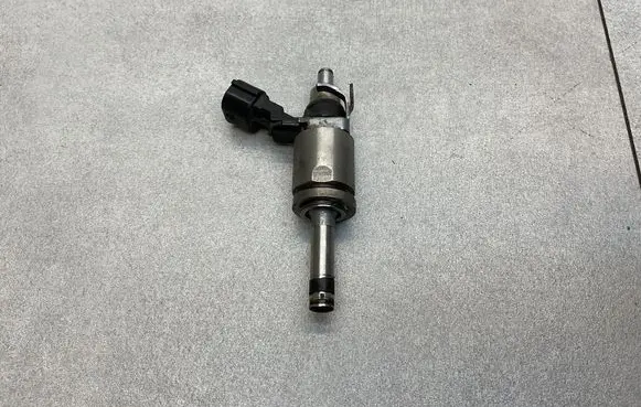 Nissan Juke I F15 Fuel injector AN0170